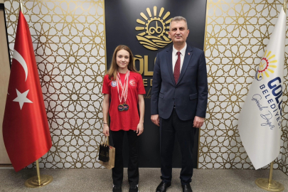 Şampiyon milli yüzücü Alara sevincini Başkan Sezer ile paylaştı