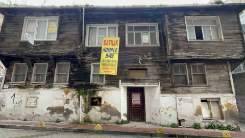 Fatih’te izinsiz kazı yapılan ev görüntülendi