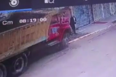 Kocaeli’de Hafriyat Kamyonu Kontrolden Çıktı! Yaşlı adam feci şekilde can verdi