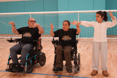 "Engellisiniz" diyenleri evlenerek, "yapamazsınız" diyenleri zeybek oynayarak susturdular