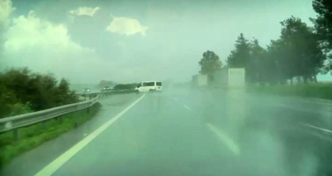 Adana’da panelvan araç takla attı