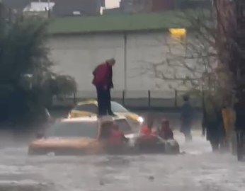 Adana’da göle dönen yolda mahsur kalan araçtaki 2 kişi kurtarıldı