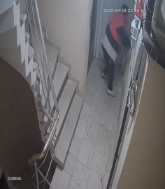 Hırsızlık için girdiği binada kapıları yokladı, açamayınca koridora tuvaletini yaptı