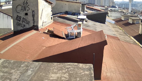 Binaların çatılara çıkan adam asansör parçalarını çaldı