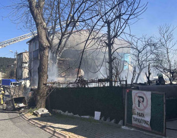 Ümraniye’de korkutan yangın: Hurdalık alan kullanılamaz hale geldi