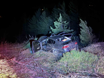 Otomobil kara yoluna çıkan ata çarptı: 3 yaralı