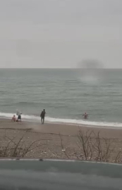 Akçakoca’da yağmura ve soğuk havaya rağmen denize girdiler