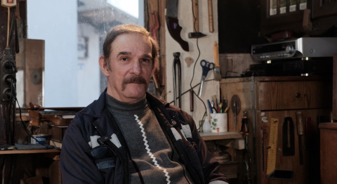 Bozulan kemençesini tamir ederken usta oldu