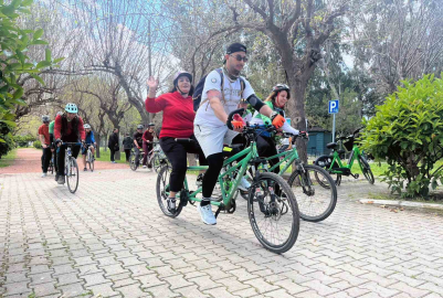 Görme engelliler, tandem bisikletle sınırlarını aşıyor