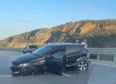 Balıkesir’de trafik kazası; araç bariyerlere çarptı