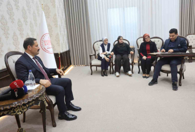 Kanunu ve eşsiz ses yeteneğiyle kulakların pasını silen otizmli Ertuğrul’dan valiyi mest eden mini konser