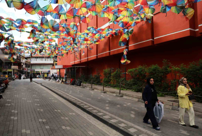 Renkli şemsiyelerle kaplı sokak, harabeye döndü
