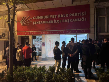 Manisa’da iş vaadi öfkesiyle CHP binasının camlarını kırdı
