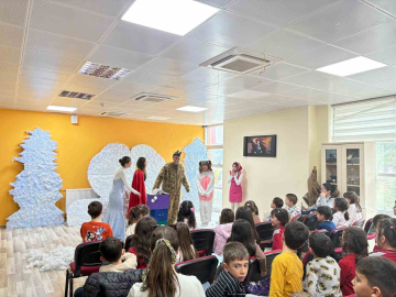 Gönüllü gençlerden çocuklara tiyatro şöleni