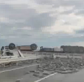 Diyarbakır’da briket yüklü tır yan yattı: 1 yaralı