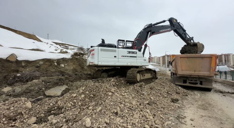 Yüksekova’da heyelan bölgesinde çalışmalar sürüyor