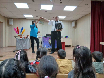 Emekli polis memuru memleketinde öğrencilere sihirbaz gösterisiyle unutulmaz anlar yaşattı