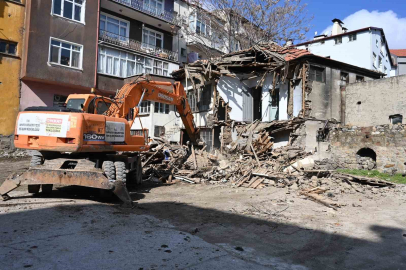 Isparta’da katlı otopark projesinde metruk binalar yıkıldı, çalışmalar hız kazandı