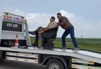 Tekirdağ’da görenler şaşırdı : Müşterisini çekici üzerinde traş etti