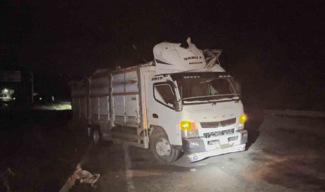 Çorum’da hafif ticari araç kamyona çarptı: 3 yaralı