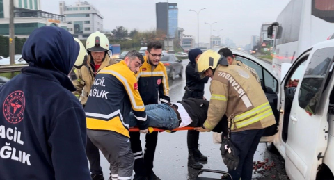 Maltepe’de hafif ticari araç, servis minibüsüne arkadan çarptı: 1 yaralı