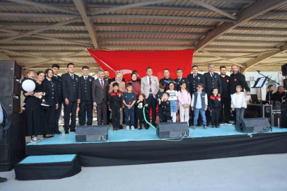 Polis Haftası etkinliğinde şarkı ve türkü söyleyen polisler, ünlü sanatçıları aratmadılar