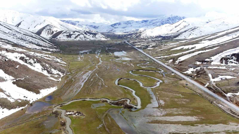 Güzeldere menderesleri baharla birlikte yeniden canlandı