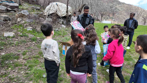 Hayırsever polisten binlerce öğrenciye anlamlı destek