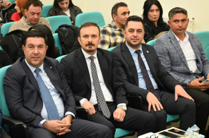 Kars’ta, "Zirvede Kadın" paneli yoğun ilgi gördü