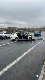 Otomobil ile hafif ticari araç kafa kafaya çarpıştı: 4 yaralı