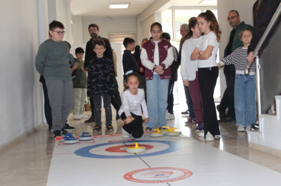 Polis çocukları floor curling turnuvasında yarıştı