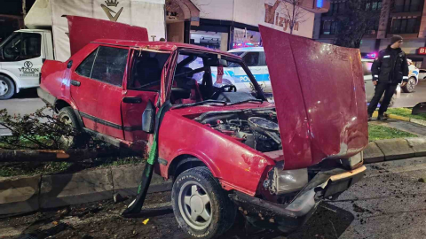 Otomobilin çarptığı ağaç karşı şeritteki aracın üzerine devrildi: 1 yaralı