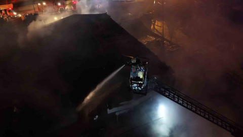 Tuzla’da polyester fabrikasında yangın: Ekipler seferber oldu