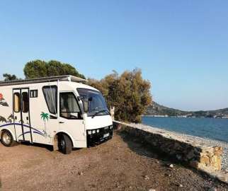 Babasından kalan sessiz hatıralara gözü gibi bakıyor