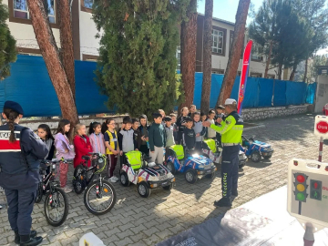 Sinop’ta minikler trafiği eğlenerek öğrendi