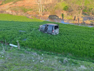 Hafif ticari araç şarampole yuvarlandı