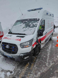 Ambulans ile otomobil çarpıştı: 3 kişi yaralandı