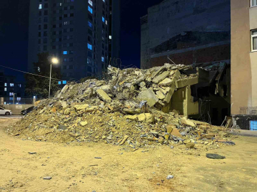 Küçükçekmece’de kentsel dönüşümdeki bina tek darbeyle yıkıldı