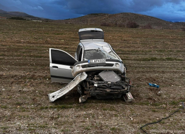 Malatya’da aydınlatma direğine çarpan araç takla attı: 3 yaralı