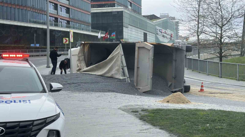 Sarıyer’de hafriyat kamyonu devrildi: Sürücü yaralandı