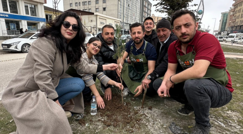 Yüksekovalı girişimci kadın çevreye dikkat çekmek için fidan dikti