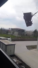 Burası Amerika değil Diyarbakır: Şiddetli fırtına evin çatısını uçurdu