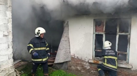 Isparta’da metruk binada çıkan yangın itfaiye ekiplerince söndürüldü