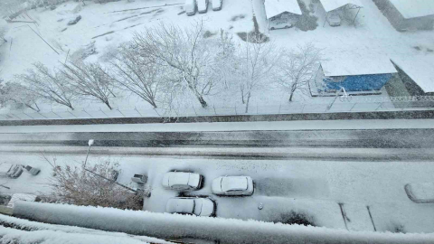 Bitlis’te kar sürprizi: Nisan ayında kent beyaza büründü