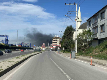 Kocaeli’de plastik ve promosyon fabrikası alevlere teslim oldu