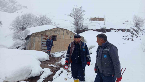 Hakkari’de kar altında su deposu kontrolü