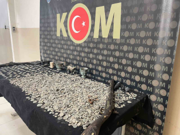 Tarihi eser kaçakçılarına operasyon; binlerce sikke ve onlarca eser ele geçirildi