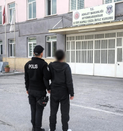 Hırsızlık suçundan aranan şahsı polis yakaladı