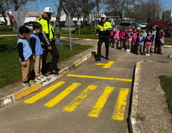 Minikler trafiği eğlenerek öğrendi