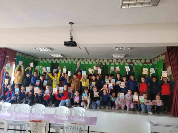 Altıntaş’ta "Okuyan Nesil" projesinde anlamlı etkinlik: Öğrenciler kitap hediyeleşti